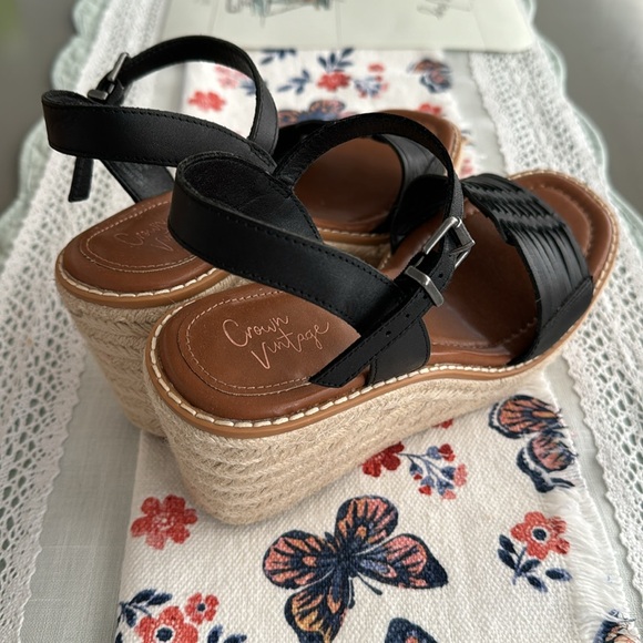 Women’s Crown Vintage Wedge Sandals - Picture 2 of 6